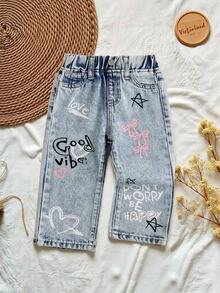 SHEIN Playful Pals Baby Mädchen Herz Schleife Slogan Graffiti Muster hellblaue verwaschen weite Jeans, bequemer elastischer Bund, essentiell für Frühling, Sommer, Herbst & Winter, modisch & vielseitig für Baby, Kleinkind kleines Mädchen, geeignet für Halloween, Musikfestival, Tag der Toten, Weihnachten, Thanksgiving
