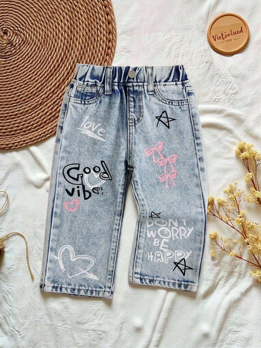 SHEIN Playful Pals Baby Mädchen Herz Schleife Slogan Graffiti Muster hellblaue verwaschen weite Jeans, bequemer elastischer Bund, essentiell für Frühling, Sommer, Herbst & Winter, modisch & vielseitig für Baby, Kleinkind kleines Mädchen, geeignet für Halloween, Musikfestival, Tag der Toten, Weihnachten, Thanksgiving