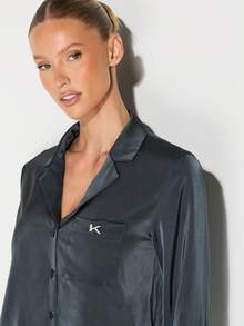 KIZN Set de pijama luxos cu cămașă și pantaloni lungi din satin, pentru o lenjerie de pat confortabilă.