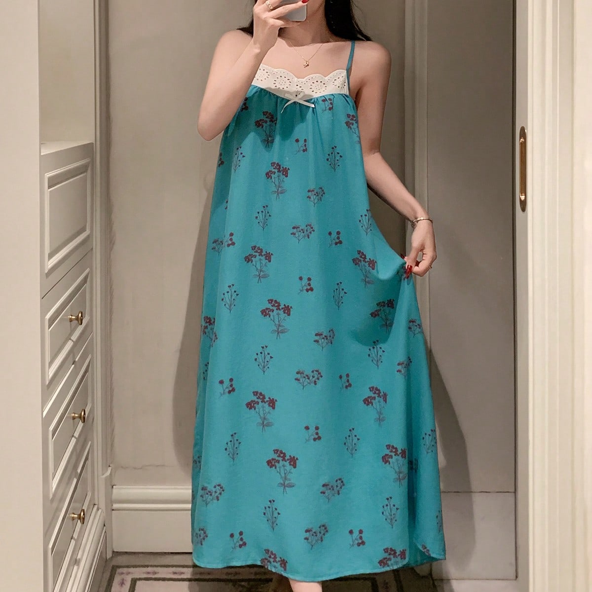 Camisón con estampado floral y ribete de patchwork para mujeres