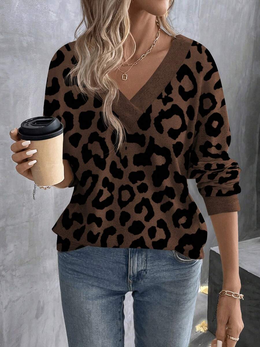 EMERY ROSE Camiseta Casual de Moda com Decote em V, Base Marrom Vintage com Estampa de Leopardo Preta em Recorte, Gola e Punhos de Cor Sólida - Multicolorido - Visão 1