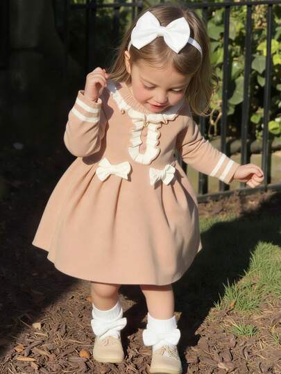 Vestido de suéter versátil y lindo para bebés niñas 2025 Nuevo, vestido de punto para bebés con moño 3D hecho a mano resistente, cuello de encaje suave y dulce con volantes y manga larga, conjunto de estilo princesa para niñas pequeñas, fácil de combinar con medias/botitas, adecuado para uso en festivales y otoño/invierno
