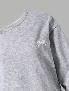 少女休闲针织卫衣，饰有蝴蝶结，搭配复古水洗牛仔裤，宽松舒适，适合秋季日常通勤、户外活动、聚会和拍照。 - 彩色 - 查看 4