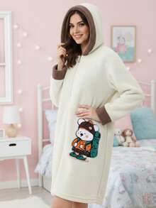 Bata Larga de Felpa Suave para Mujer con Capucha y Cierre Frontal – Diseño Tierno de Osito Bordado, Color Crema con Detalles Marrones, Ideal para Dormir, Invierno y Estar en Casa - Blanco - Ver 2