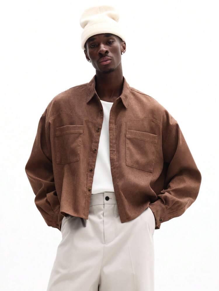 Camisa de manga comprida com botões e bolsos no peito.