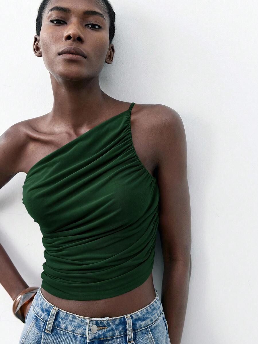 Maija Nouveau Top de blouse asymétrique 2025 hiver vert forêt avec design d'épaule asymétrique froncé. Élégant pour les fêtes, les déplacements urbains, le lieu de travail, le bureau, les tenues décontractées quotidiennes, le style rétro des années 90, le Nouvel An, les vacances, les invités de mariage, les brunchs, les voyages.