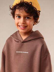 SUMWON Conjunto de sudadera con capucha y pantalón de chándal para niños con estampado de viaje por carretera y bolsillo central para otoño e invierno