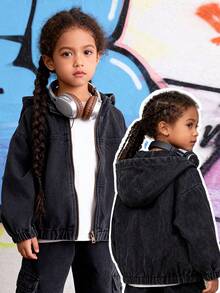 SHEIN 这款黑色长袖连帽拉链牛仔外套，适合小女孩日常穿着，也适合上学、聚会、度假等场合。经典的黑色金属拉链，弹性袖口和下摆，宽松版型，舒适自在。无论是上学、公园玩耍还是家庭聚会，都能让小公主成为众人瞩目的焦点。