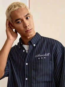 SWAVVY Áo sơ mi nam tay ngắn họa tiết sọc xanh trắng, rộng rãi, kích thước tiêu chuẩn, thêu hoa, chữ tiếng Anh - Màu xanh lam - Xem 5