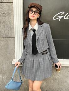 少女格子西装两件套：时尚前卫的短款单扣西装外套搭配百褶迷你裙，采用复古格纹图案和个性十足的侧边搭扣设计。这套服装是打造时尚秋冬造型的理想之选，无论是休闲外出、学校活动还是半正式聚会，都能轻松驾驭，为追求时尚的少女展现出学院风与现代气息的完美融合。 - 黑色 - 查看 7