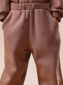 SUMWON Conjunto de sudadera con capucha y pantalón de chándal para niños con estampado de viaje por carretera y bolsillo central para otoño e invierno