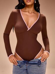 Radiana 女士性感休闲舒适棕色罗纹长袖连体衣，撞色粉棕拼接上衣，低领长袖设计，弹力罗纹针织面料，贴身显瘦，秋冬季打底衫，适合日常穿着、购物、外出、居家、运动、上学、工作、通勤等场合。 - 棕色 - 查看 1
