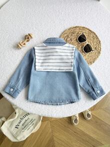 Playful Pals Baby Jungen Denim Lässig gestreifter Schalkaragen Langarmhemd, Herbst/Winter Neuankömmling, hellgewaschen blau, minimalistisches Urlaubsmode Design, Schul-Stil, vielseitige Streetwear, einfache grundlegende Klappe Tasche Dekoration, gestreifter Schalkaragen, Knopfverschluss vorne, Langarm Passform Denim Hemd, weicher angenehmer Baumwollstoff, Alltagstragen, Ausflüge, Schule, Zuhause
