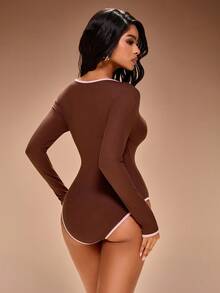 Radiana 女士性感休闲舒适棕色罗纹长袖连体衣，撞色粉棕拼接上衣，低领长袖设计，弹力罗纹针织面料，贴身显瘦，秋冬季打底衫，适合日常穿着、购物、外出、居家、运动、上学、工作、通勤等场合。 - 棕色 - 查看 3