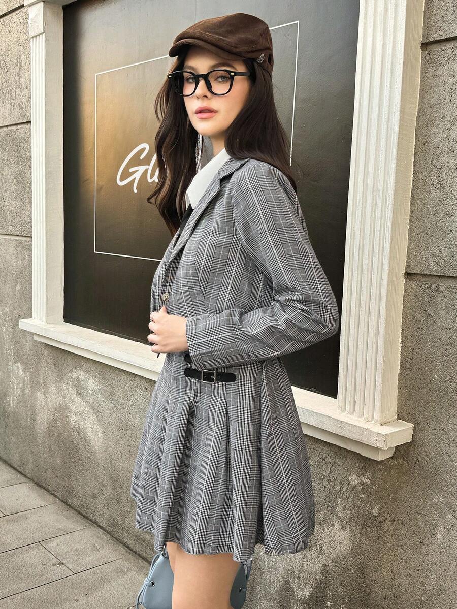 少女格子西装两件套：时尚前卫的短款单扣西装外套搭配百褶迷你裙，采用复古格纹图案和个性十足的侧边搭扣设计。这套服装是打造时尚秋冬造型的理想之选，无论是休闲外出、学校活动还是半正式聚会，都能轻松驾驭，为追求时尚的少女展现出学院风与现代气息的完美融合。 - 黑色 - 查看 1