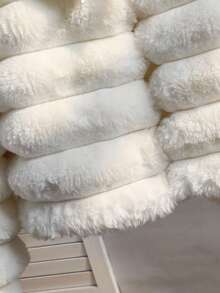 SHEIN 少女休闲时尚毛绒外套，饰有蝴蝶结，宽松版型，舒适透气，适合秋冬季节穿着，可用于日常、派对、拍照等场合。