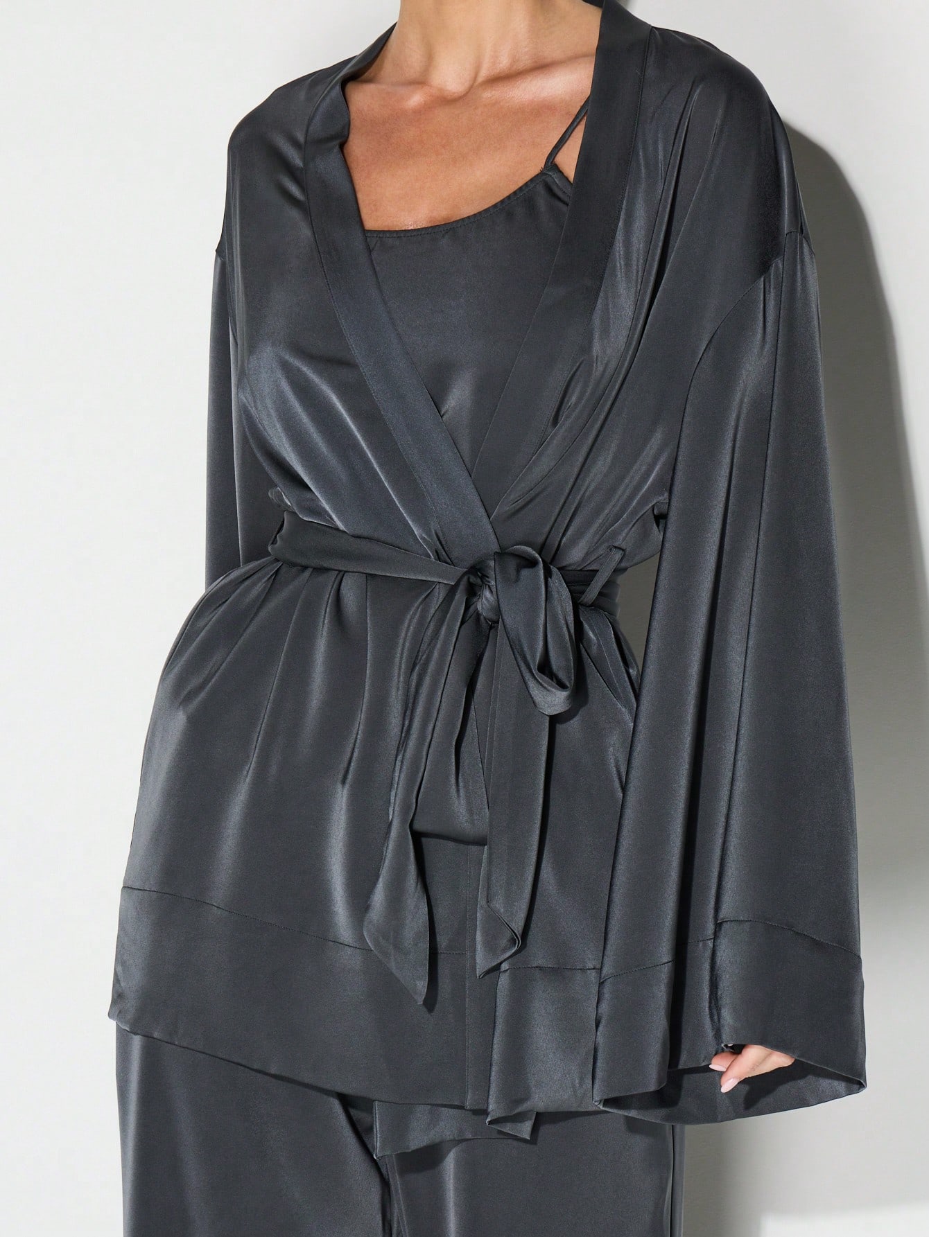 KIZN Kimono-Bademantel aus Satin mit Bindegürtel