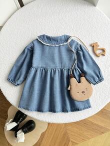 SHEIN 女嬰淺藍色牛仔洋裝，可愛開學季秋季甜美彼得潘領蕾絲拼接泡泡袖A字版型寬鬆棉質校園休閒外出裙 - 中等水洗藍 - 查看 2