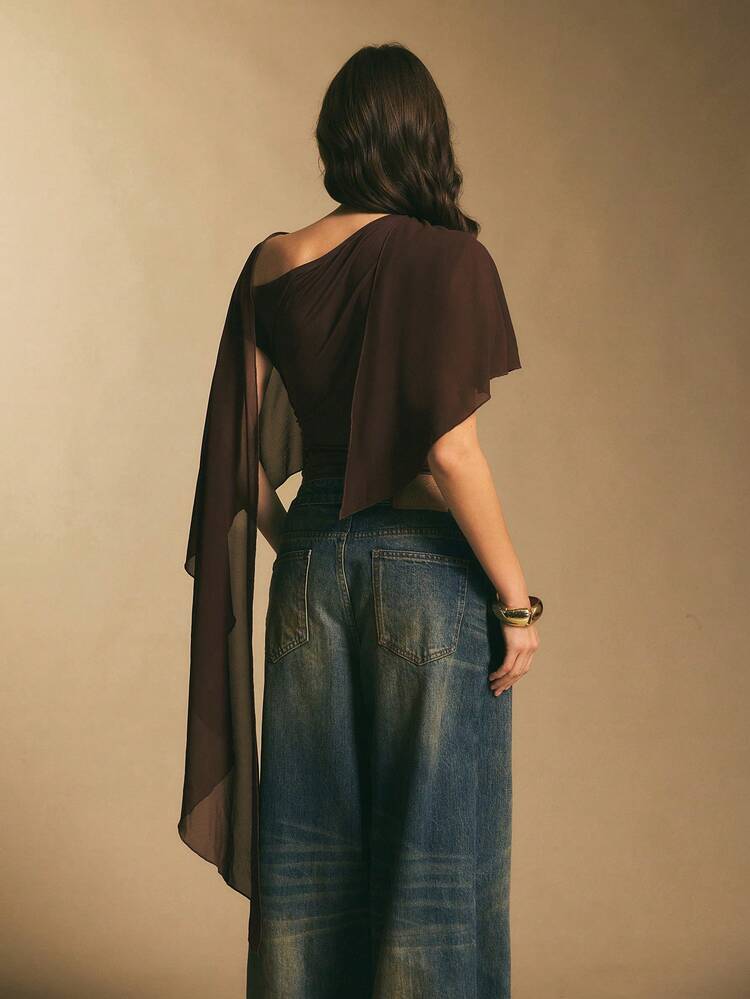 Combinaison cache-épaule pour femme - Une combinaison avec des manches drapées et asymétriques en mousseline de soie, créant un look élégant pour la vie nocturne. Combinaison cache-épaule avec manches châle, combinaison drapée, Top du soir asymétrique pour femme, combinaison marron, combinaison en mousseline de soie, style automne/hiver. Top asymétrique, Top poncho, Top marron chocolat - Rouge foncé - Voir 2
