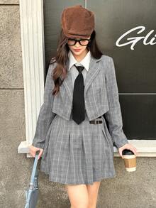 少女格子西装两件套：时尚前卫的短款单扣西装外套搭配百褶迷你裙，采用复古格纹图案和个性十足的侧边搭扣设计。这套服装是打造时尚秋冬造型的理想之选，无论是休闲外出、学校活动还是半正式聚会，都能轻松驾驭，为追求时尚的少女展现出学院风与现代气息的完美融合。 - 黑色 - 查看 4