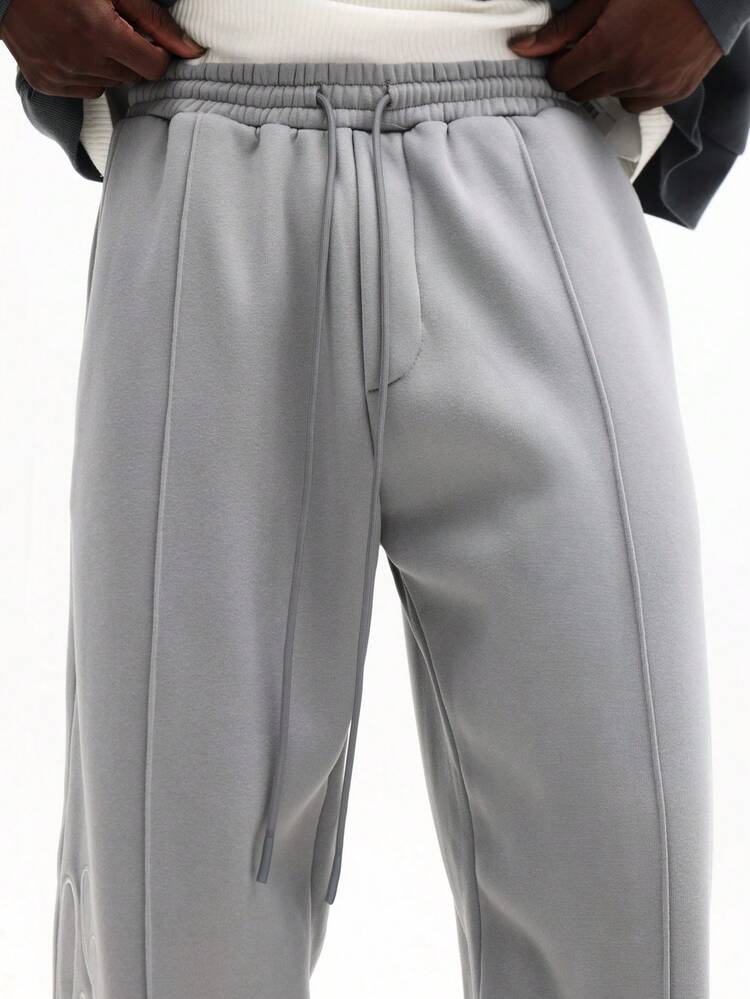 Pantalón deportivo con bordado tonal