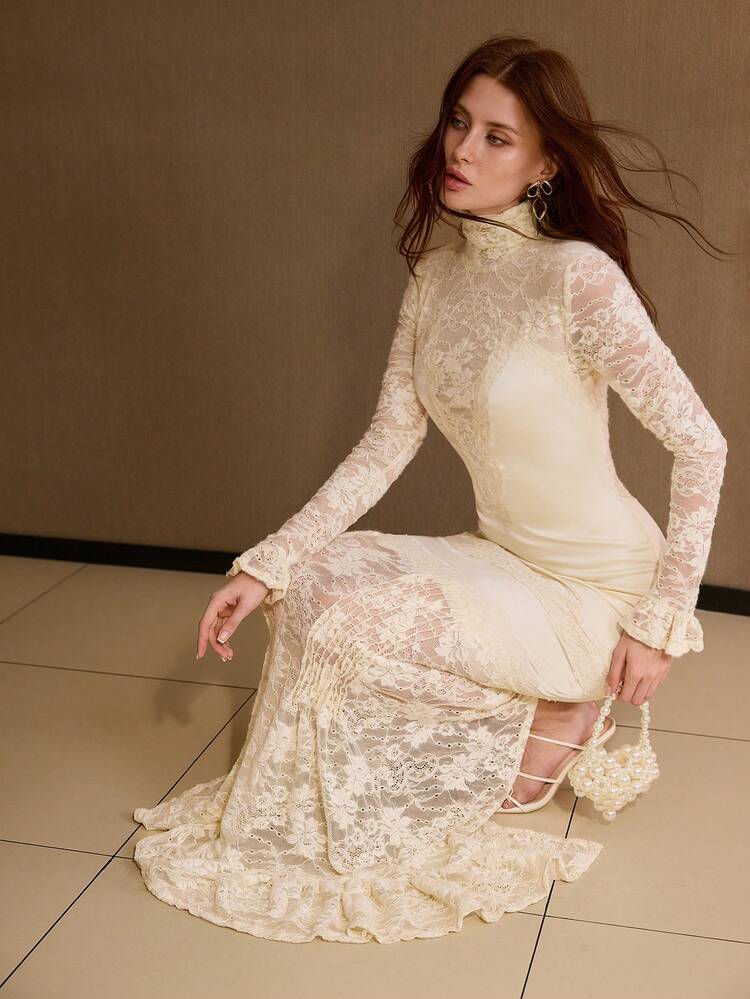 VESTIDO MAXI ELEGANTE CON CUELLO ALTO SIMULADO, ENCAJE, SATINADO Y VOLANTE EN EL BAJO