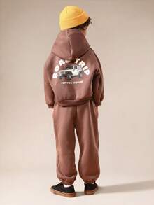 SUMWON Conjunto de sudadera con capucha y pantalón de chándal para niños con estampado de viaje por carretera y bolsillo central para otoño e invierno