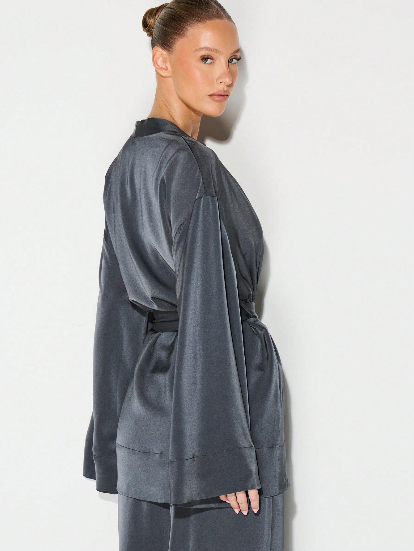 KIZN Kimono-Bademantel aus Satin mit Bindegürtel