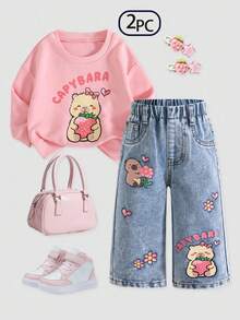 SHEIN Playful Pals Komplet bluzek dla dziewczynek, słodka kapibara z kreskówkową motywem, kwiat, bluzka z długim rękawem i nadrukiem truskawkowym + luźne, elastyczne spodnie jeansowe z prostymi nogawkami w kolorze jasnoniebieskim, dopasowany nadruk, wygodny strój na wiosnę/jesień na przyjęcie urodzinowe, do parku i podróży z kurtką