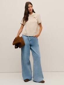 Nöista 这款少女风上衣采用立领设计，融入了中国风元素。三颗纽扣更添东方韵味。短袖直筒版型和简洁的剪裁提升了穿着舒适度和休闲感。格纹图案营造出复古学院风，同时又不失日常休闲感。无论是休闲外出、朋友聚会、文化活动等场合，它都能轻松驾驭，轻松融入复古或甜美风格。 - 卡其色 - 查看 4