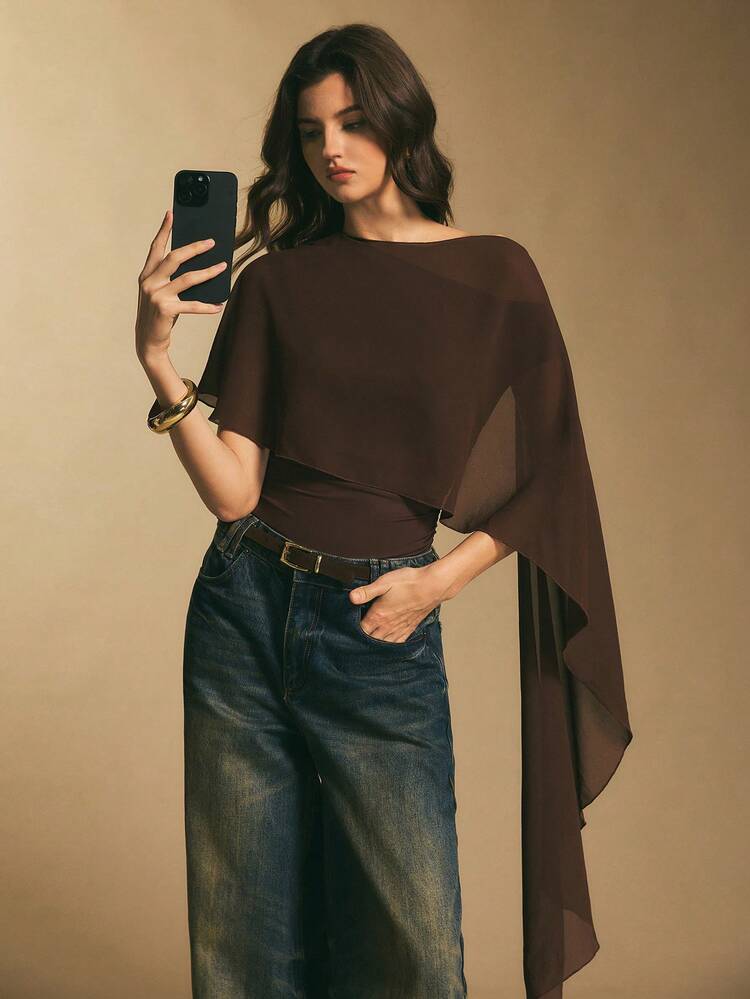 Combinaison cache-épaule pour femme - Une combinaison avec des manches drapées et asymétriques en mousseline de soie, créant un look élégant pour la vie nocturne. Combinaison cache-épaule avec manches châle, combinaison drapée, Top du soir asymétrique pour femme, combinaison marron, combinaison en mousseline de soie, style automne/hiver. Top asymétrique, Top poncho, Top marron chocolat - Rouge foncé - Voir 3