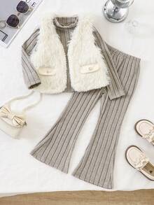 Trzyczęściowy strój dla młodej dziewczyny: beżowa, puszysta kamizelka, szary golf i rozszerzane spodnie. Kamizelka ma kieszenie i guziki w stylu vintage, sweter jest dopasowany, a spodnie mają zabawny, rozszerzany krój. Ten przytulny, a zarazem stylowy zestaw idealnie sprawdzi się na niezobowiązujące wyjścia, spotkania i nie tylko w sezonie jesienno-zimowym. - Biały - Zobacz 5