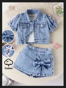 SHEIN 少女夏日两件套，甜美可爱度假风休闲学院风Look推荐，浅色水洗牛仔蓝，泡泡袖设计俏皮可爱，袖口点缀粉色3D蝴蝶结，活泼甜美。小立领短袖上衣，搭配牛仔裙裤，正面大号3D蝴蝶结设计吸睛抢眼。开衩下摆设计，松紧腰身，穿着舒适，修身显瘦。适合户外购物、约会、海滩度假、朋友聚会、返校季等场合，打造夏日甜心造型。 - 淺色水洗藍 - 查看 1