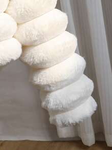 SHEIN 少女休闲时尚毛绒外套，饰有蝴蝶结，宽松版型，舒适透气，适合秋冬季节穿着，可用于日常、派对、拍照等场合。