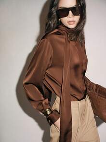 Lumivelle Blusa elegante de mujer con mangas largas, estilo bufanda de satén, decorada con botones metálicos - Café integral - Ver 6