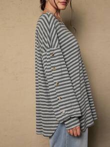 SHEIN VCAY Atasan Wanita Ukuran Besar Kasual & Pakaian Rumahan dengan Detail Kancing Lembut dan Longgar, Motif Garis Abu-abu, Atasan Serbaguna - Grey - View 6