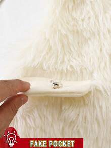 Trzyczęściowy strój dla młodej dziewczyny: beżowa, puszysta kamizelka, szary golf i rozszerzane spodnie. Kamizelka ma kieszenie i guziki w stylu vintage, sweter jest dopasowany, a spodnie mają zabawny, rozszerzany krój. Ten przytulny, a zarazem stylowy zestaw idealnie sprawdzi się na niezobowiązujące wyjścia, spotkania i nie tylko w sezonie jesienno-zimowym. - Biały - Zobacz 8