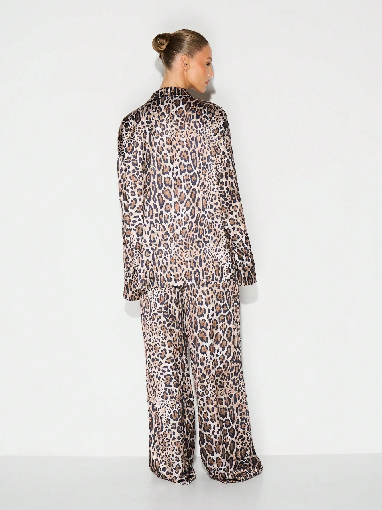 KIZN 새틴 레오파드 프린트 파자마 세트
