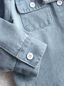 Playful Pals Baby Jungen Denim Lässig gestreifter Schalkaragen Langarmhemd, Herbst/Winter Neuankömmling, hellgewaschen blau, minimalistisches Urlaubsmode Design, Schul-Stil, vielseitige Streetwear, einfache grundlegende Klappe Tasche Dekoration, gestreifter Schalkaragen, Knopfverschluss vorne, Langarm Passform Denim Hemd, weicher angenehmer Baumwollstoff, Alltagstragen, Ausflüge, Schule, Zuhause