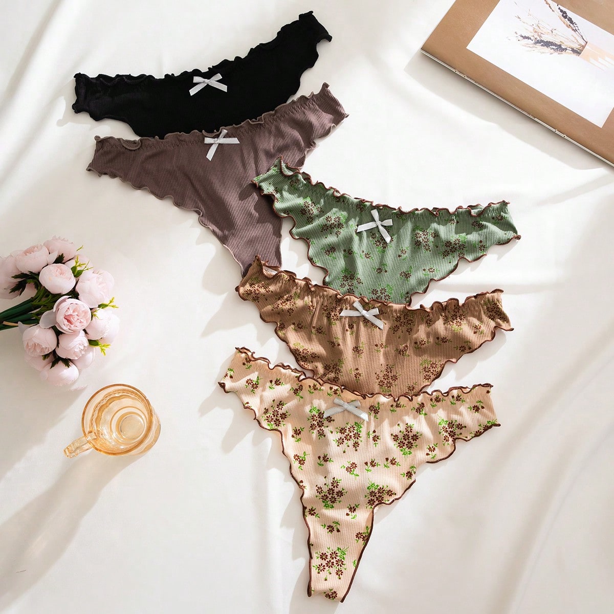Set de 5 bragas tipo tanga con estampado floral, volantes y tela acanalada sexy
