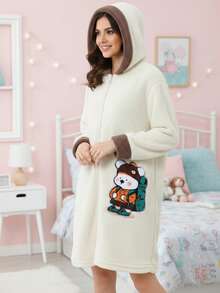 Bata Larga de Felpa Suave para Mujer con Capucha y Cierre Frontal – Diseño Tierno de Osito Bordado, Color Crema con Detalles Marrones, Ideal para Dormir, Invierno y Estar en Casa - Blanco - Ver 3