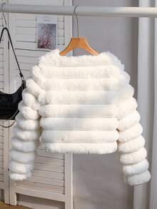 SHEIN 少女休闲时尚毛绒外套，饰有蝴蝶结，宽松版型，舒适透气，适合秋冬季节穿着，可用于日常、派对、拍照等场合。