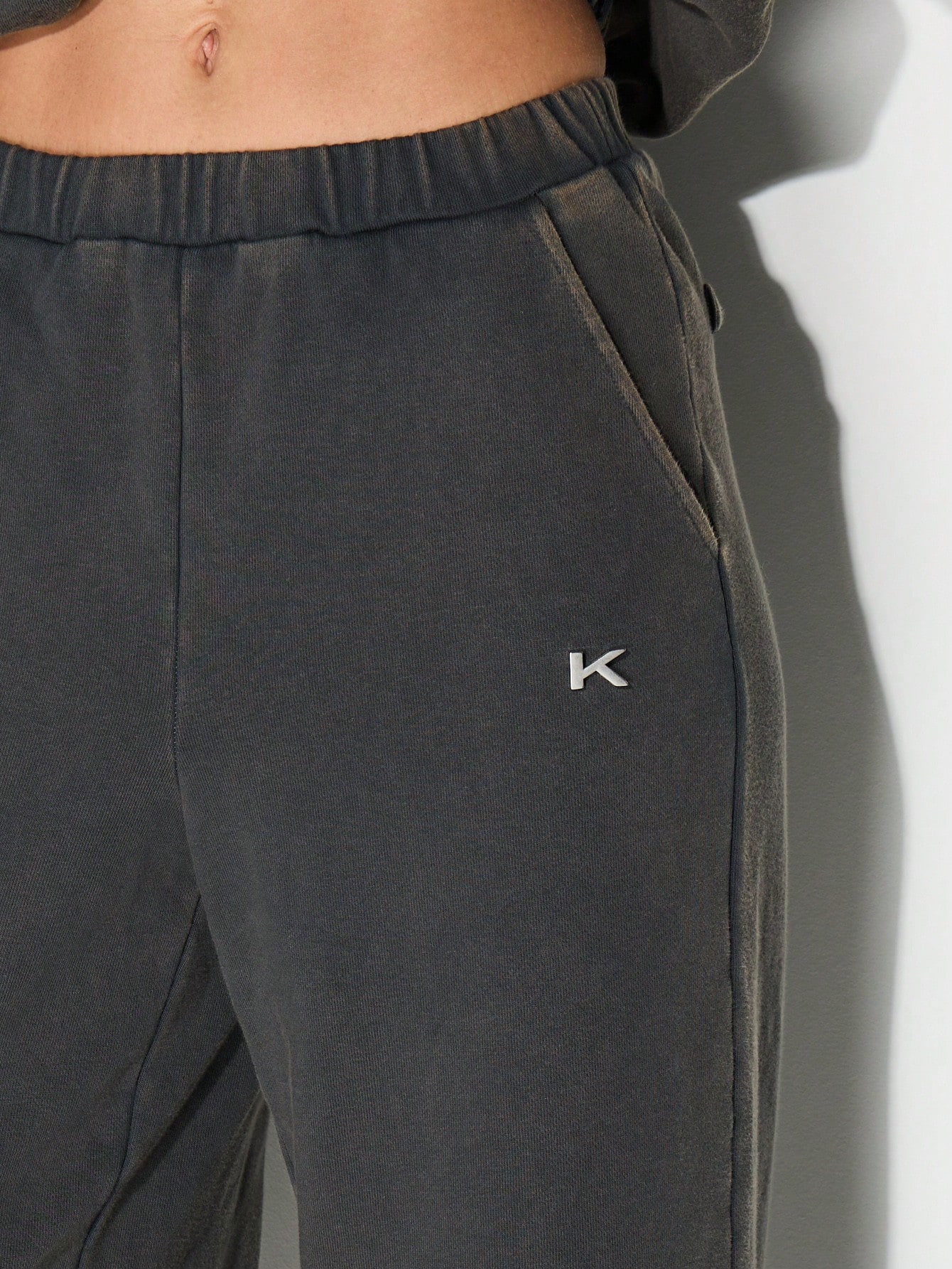 KIZN 사이드 포켓이 있는 워시드 스트레이트 레그 스웨트 팬츠