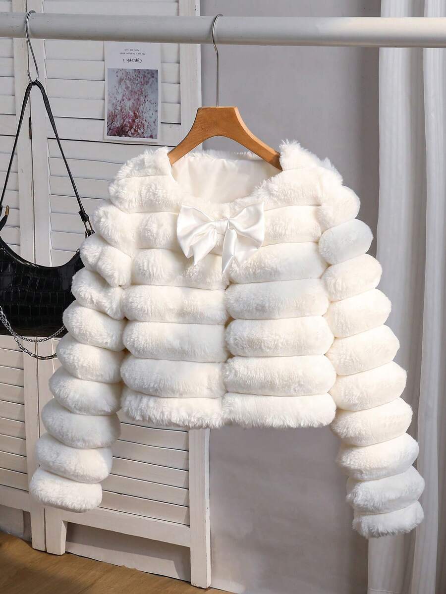 SHEIN 少女休闲时尚毛绒外套，饰有蝴蝶结，宽松版型，舒适透气，适合秋冬季节穿着，可用于日常、派对、拍照等场合。