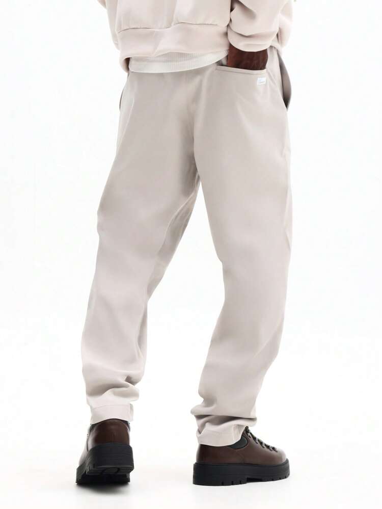 Spodnie dresowe ze ściągaczem i elastycznymi mankietami