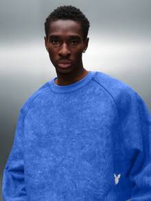 PLAYBOY X SUMWON Essentials Washed Effect Cropped Long Sleeve Sweatshirt With Ribbed Crew Neck And Raglan Sleeves - Blue - View 3