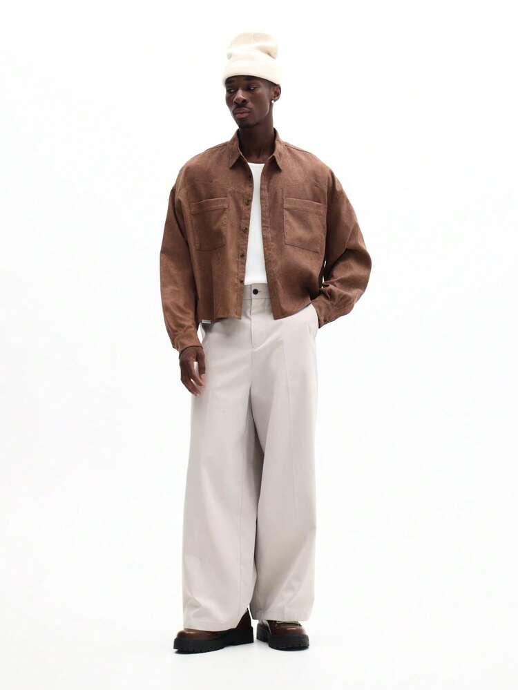 Camisa de manga comprida com botões e bolsos no peito.