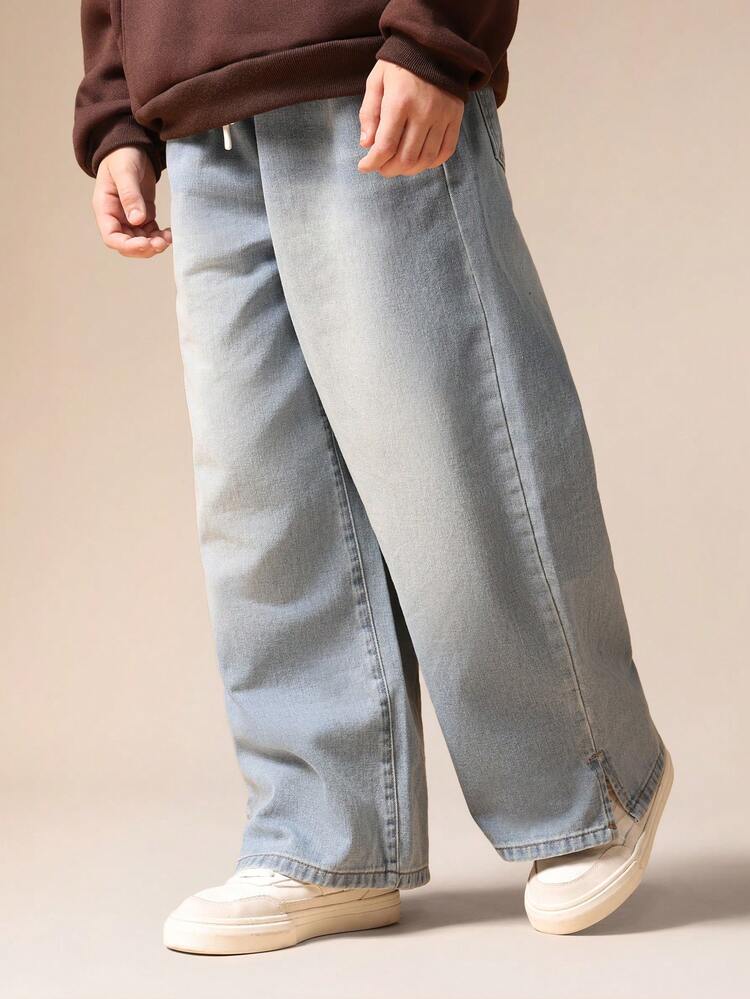 Weit geschnittene Jeans mit Schlitz am Saum