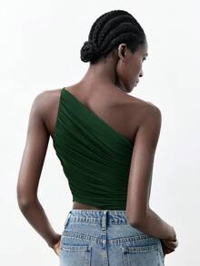 Maija Nouveau Top de blouse asymétrique 2025 hiver vert forêt avec design d'épaule asymétrique froncé. Élégant pour les fêtes, les déplacements urbains, le lieu de travail, le bureau, les tenues décontractées quotidiennes, le style rétro des années 90, le Nouvel An, les vacances, les invités de mariage, les brunchs, les voyages.