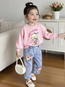 SHEIN Playful Pals Komplet bluzek dla dziewczynek, słodka kapibara z kreskówkową motywem, kwiat, bluzka z długim rękawem i nadrukiem truskawkowym + luźne, elastyczne spodnie jeansowe z prostymi nogawkami w kolorze jasnoniebieskim, dopasowany nadruk, wygodny strój na wiosnę/jesień na przyjęcie urodzinowe, do parku i podróży z kurtką